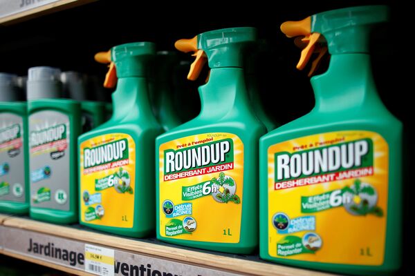 Monsanto's Roundup weedkiller atomizers are displayed for sale at a garden shop at Bonneuil-Sur-Marne near Paris, France, June 16, 2015. Monsanto's Roundup weedkiller atomizers are displayed for sale at a garden shop at Bonneuil-Sur-Marne near Paris, France, June 16, 2015. - Sputnik International