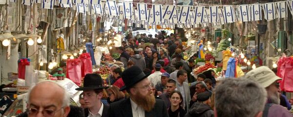 Israelis shop before the Jewish holiday of Passover in Jerusalem's Mahane Yehuda food market. - Sputnik International