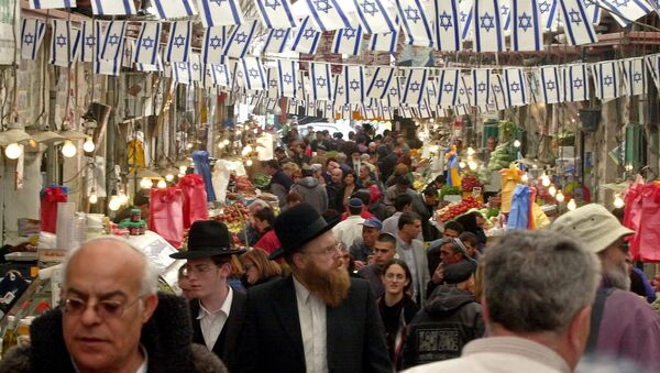 Israelis shop before the Jewish holiday of Passover in Jerusalem's Mahane Yehuda food market. - Sputnik International
