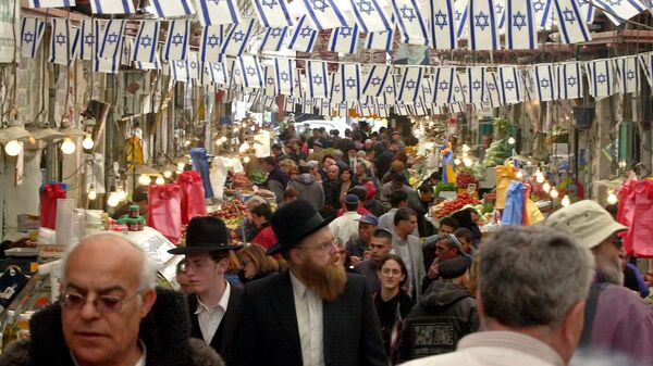 Israelis shop before the Jewish holiday of Passover in Jerusalem's Mahane Yehuda food market. - Sputnik International