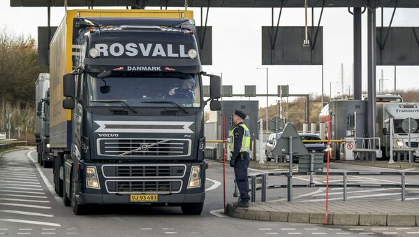 Police and customs personnel stop a freight truck at the toll booth at the Swedish end of the bridge between Sweden and Denmark in Malmo, Sweden, on November 12, 2015 - Sputnik International