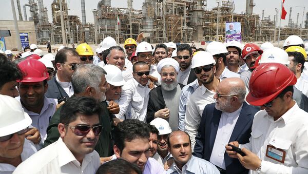 In this photo released by an official website of the office of the Iranian Presidency, Sunday, April 30, 2017, Iranian President Hassan Rouhani, center, inaugurates a new refinery that produces some 12 million liters (3.17 million gallons) of gas in its first phase, in Bandar Abbas, some 750 miles (1,205 kilometers) south of Tehran, Iran - Sputnik International