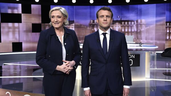 Candidates for the 2017 presidential election, Emmanuel Macron (R), head of the political movement En Marche !, or Onwards !, and Marine Le Pen, of the French National Front (FN) party, pose prior to the start of a live prime-time debate in the studios of French television station France 2, and French private station TF1 in La Plaine-Saint-Denis, near Paris, France, May 3, 2017 - Sputnik International
