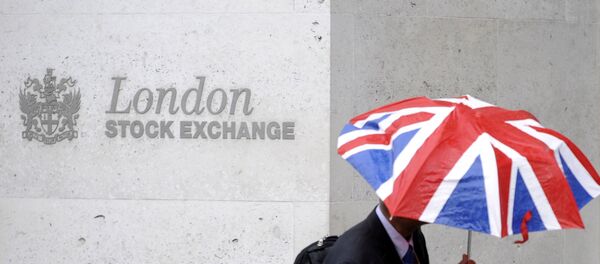 A worker shelters from the rain under a Union Flag umbrella as he passes the London Stock Exchange in London, Britain, October 1, 2008. - Sputnik International