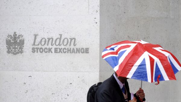 A worker shelters from the rain under a Union Flag umbrella as he passes the London Stock Exchange in London, Britain, October 1, 2008. - Sputnik International