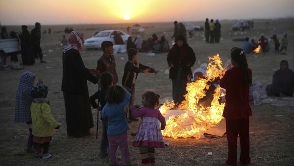 In this Thursday, Nov. 17, 2016 photo, Iraqis, who fled the fighting between Iraqi forces and Islamic State militants, gather around flames to warm themselves from the cold, as they wait to cross to the Kurdish controlled area, in the Nineveh plain, northeast of Mosul - Sputnik International