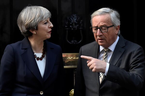 Britain's Prime Minister Theresa May welcomes Head of the European Commission, President Jean-Claude Juncker to Downing Street in London, Britain April 26, 2017. Britain's Prime Minister Theresa May welcomes Head of the European Commission, President Jean-Claude Juncker to Downing Street in London, Britain April 26, 2017. - Sputnik International