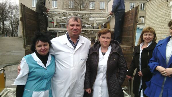 Chefarzt und Krankenschwestern des Krankenhauses Pervomaisk beim Empfang der Hilfslieferungen - Sputnik International