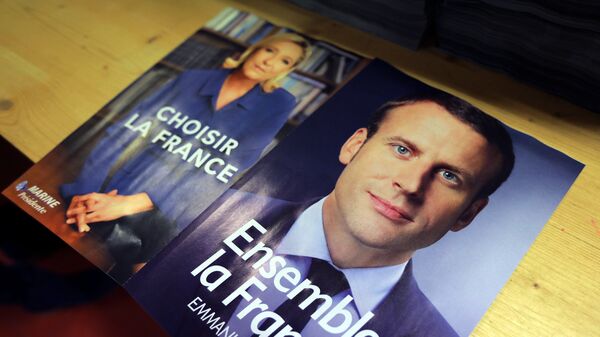 Electoral documents for the upcoming second round of 2017 French presidential election are displayed as registered voters will receive an envelope containing the declarations of faith of each candidate, Emmanuel Macron (R) and Marine Le Pen (L), along with the two ballot papers for the May 7 second round of the French presidential election, in Nice, France, May 3, 2017 - Sputnik International