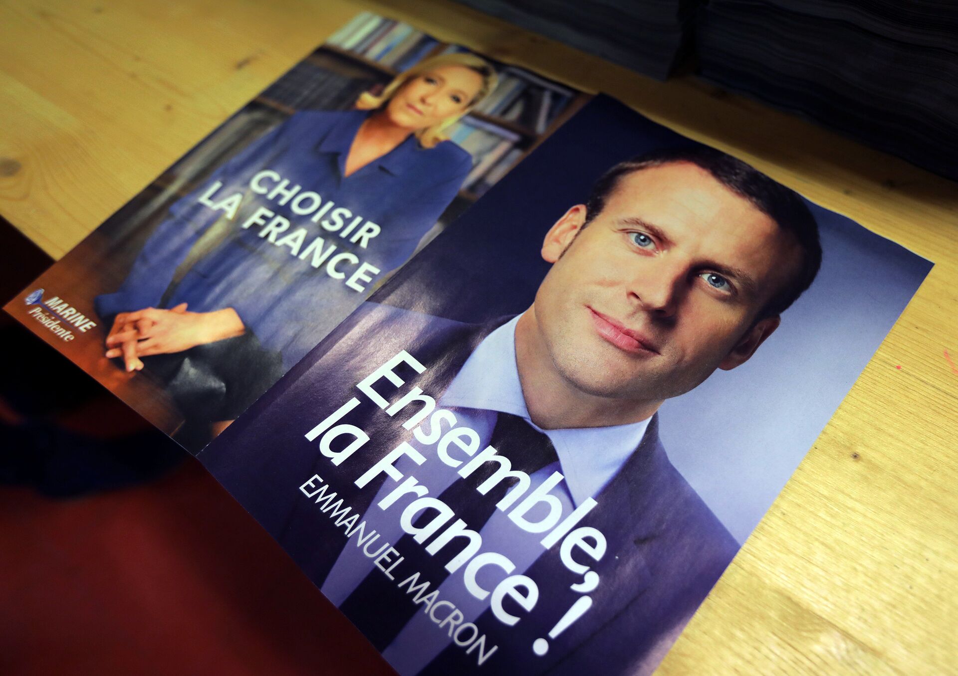 Electoral documents for the upcoming second round of 2017 French presidential election are displayed as registered voters will receive an envelope containing the declarations of faith of each candidate, Emmanuel Macron (R) and Marine Le Pen (L), along with the two ballot papers for the May 7 second round of the French presidential election, in Nice, France, May 3, 2017 - Sputnik International, 1920, 19.04.2022