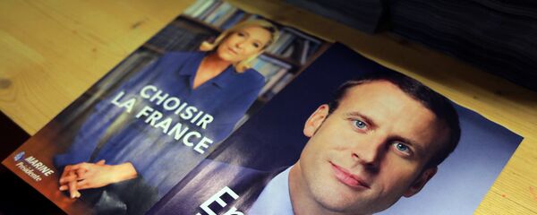 Electoral documents for the upcoming second round of 2017 French presidential election are displayed as registered voters will receive an envelope containing the declarations of faith of each candidate, Emmanuel Macron (R) and Marine Le Pen (L), along with the two ballot papers for the May 7 second round of the French presidential election, in Nice, France, May 3, 2017 - Sputnik International