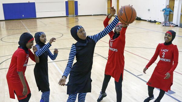 In this June 16, 2015 photo, East African Muslim girls practiced basketball in their new uniforms in Minneapolis - Sputnik International