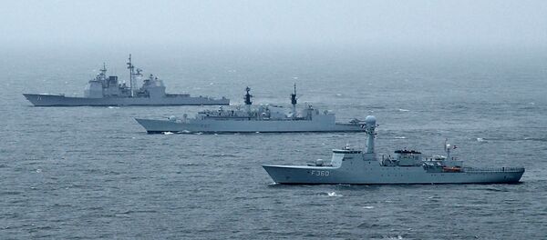 HDMS Hvidbjørnen (front) beside HMS Chatham and USS Cape St. George during international exercise BALTOPS HDMS Hvidbjørnen (front) beside HMS Chatham and USS Cape St. George during international exercise BALTOPS - Sputnik International