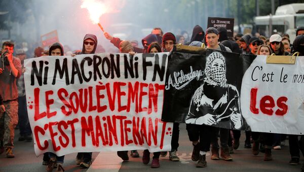 Youths walk behind a banner which reads,Neither Macron, Nor Le Pen - The Uprising is Now at a demonstration to protest the results of the first round of the presidential election in Nantes, France, April 27, 2017 - Sputnik International