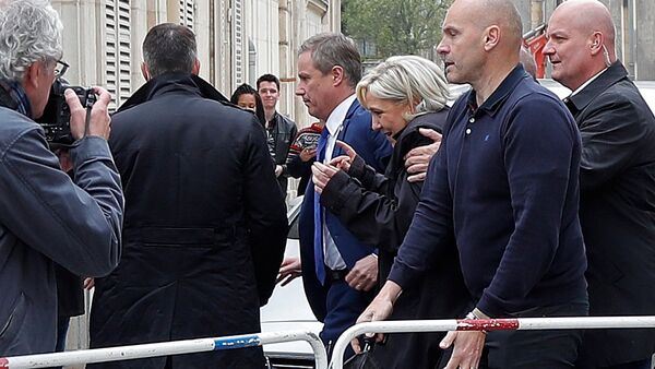Marine Le Pen (C), French National Front (FN) candidate for 2017 presidential election and Debout La France group former candidate Nicolas Dupont-Aignan, leave by a backdoor from the Cathedral in Reims, surrounded by bodyguards, France, May 5, 2017 - Sputnik International