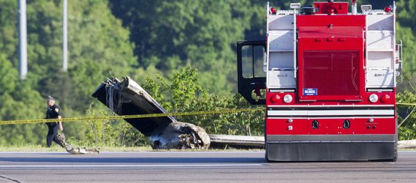 An officer walks near part of a cargo plane following a fatal crash at Yeager Airport in Charleston, W. Va., Friday, May 5, 2017 - Sputnik International