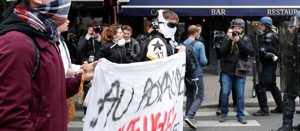 French high school students holding a banner face riot gendarmes during a demonstration before the second round of the presidential election in Paris, France, May 5, 2017 French high school students holding a banner face riot gendarmes during a demonstration before the second round of the presidential election in Paris, France, May 5, 2017 - Sputnik International