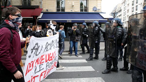 French high school students holding a banner face riot gendarmes during a demonstration before the second round of the presidential election in Paris, France, May 5, 2017 - Sputnik International