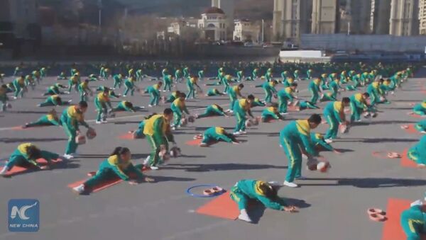 Amazing! Chinese primary school students blend basketball dribbling with yoga - Sputnik International