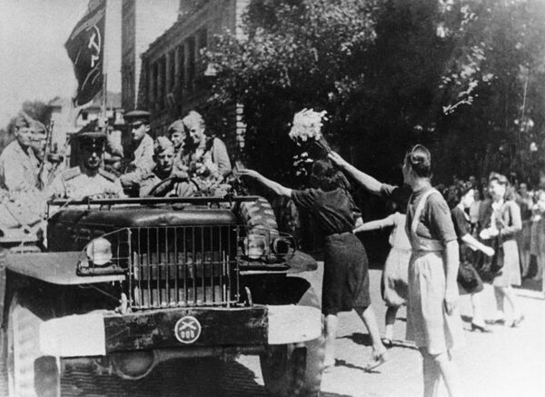 Residents of Sofia, Bulgaria welcomes Soviet army units, 1944. Residents of Sofia, Bulgaria welcomes Soviet army units, 1944. - Sputnik International