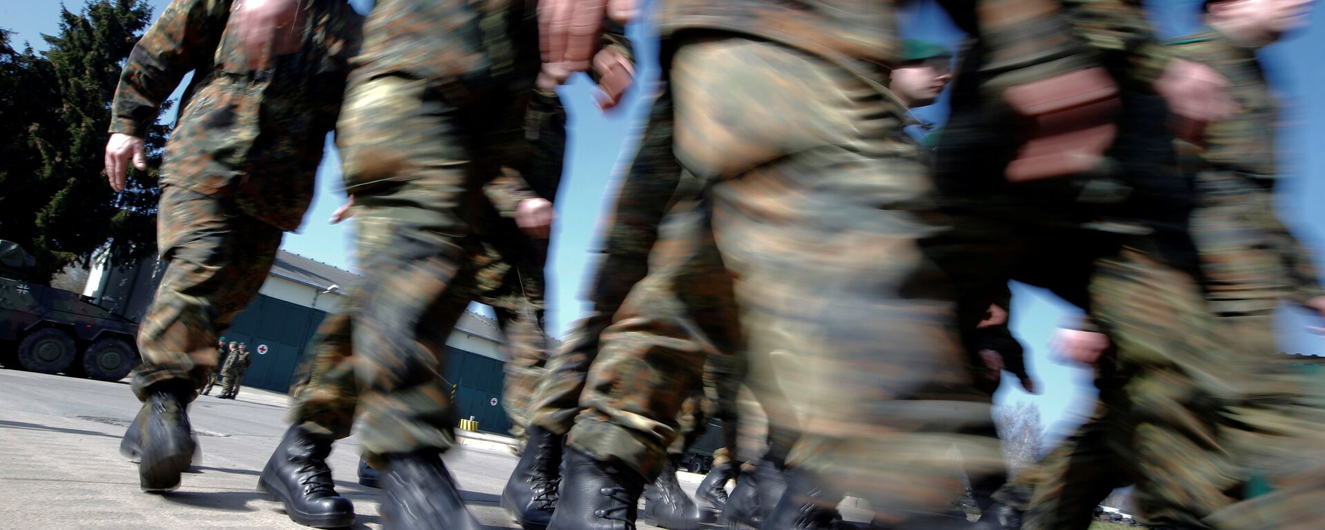 German Bundeswehr armed forces soldiers of the 371st armoured infantry battalion march during a media day of the NATO drill 'NOBLE JUMP 2015' at the barracks in Marienberg April 10, 2015 - Sputnik International, 1920, 28.08.2018