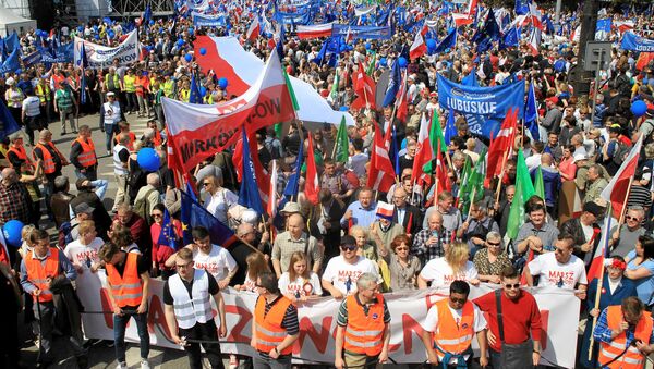 People gather at an anti-government demonstration called March of Freedom organised by opposition parties in Warsaw, Poland May 6, 2017 - Sputnik International