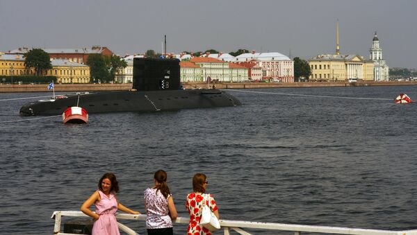 Diesel-electric submarine Krasnodar enters the Neva River to take part in the July 31 parade marking Russian Navy Day. File photo - Sputnik International
