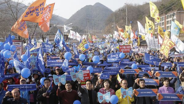 Protesters stage a rally to oppose the deployment of US Terminal High-Altitude Area Defense (THAAD) missile defence system in Seongju in South Korea - Sputnik International