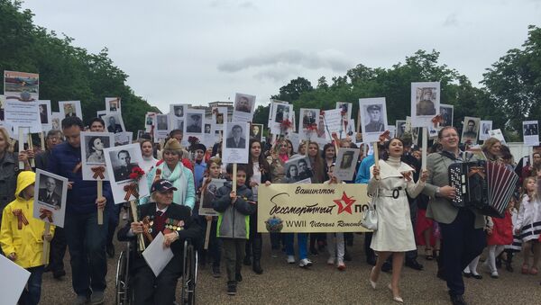 Hundreds of people marched down the central streets of Washington DC as part of the Immortal Regiment march - Sputnik International
