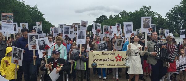 Hundreds of people marched down the central streets of Washington DC as part of the Immortal Regiment march - Sputnik International