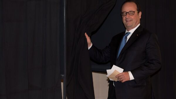 French President Francois Hollande prepares to vote in the second round of 2017 French presidential election at a polling station in Tulle, France - Sputnik International