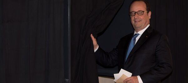 French President Francois Hollande prepares to vote in the second round of 2017 French presidential election at a polling station in Tulle, France - Sputnik International