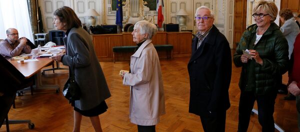 People wait in line to vote in the second round of 2017 French presidential election at a polling station in Lyon, France - Sputnik International