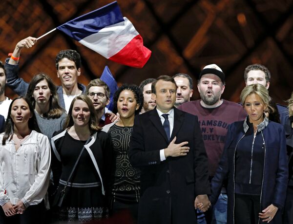 French President elect Emmanuel Macron and his wife Brigitte Trogneux celebrate on the stage at his victory rally near the Louvre in Paris, France May 7, 2017. French President elect Emmanuel Macron and his wife Brigitte Trogneux celebrate on the stage at his victory rally near the Louvre in Paris, France May 7, 2017. - Sputnik International