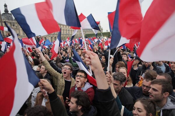Supporters of French president-elect Emmanuel Macron react at the Louvre Museum in Paris on May 7, 2017, after the second round of the French presidential election. Supporters of French president-elect Emmanuel Macron react at the Louvre Museum in Paris on May 7, 2017, after the second round of the French presidential election. - Sputnik International