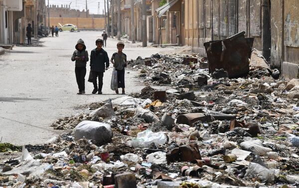 Children walking along a street in Deir ez-Zor, Syria - Sputnik International