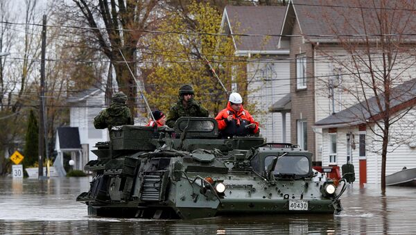 Canadian soldiers inspect a flooded residential area in Gatineau, Quebec, Canada, May 7, 2017. - Sputnik International