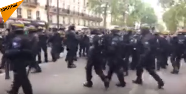 Violent Clashes Erupt in Paris Following Macron Win Violent Clashes Erupt in Paris Following Macron Win - Sputnik International