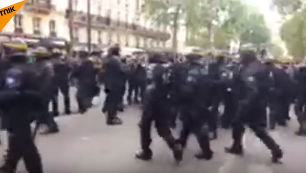 Violent Clashes Erupt in Paris Following Macron Win - Sputnik International