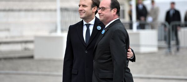Outgoing French President Francois Hollande (R) and President-elect Emmanuel Macron attend a ceremony to mark the end of World War II at the Tomb of the Unknown Soldier at the Arc de Triomphe in Paris, France, May 8, 2017. - Sputnik International