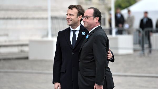 Outgoing French President Francois Hollande (R) and President-elect Emmanuel Macron attend a ceremony to mark the end of World War II at the Tomb of the Unknown Soldier at the Arc de Triomphe in Paris, France, May 8, 2017. - Sputnik International