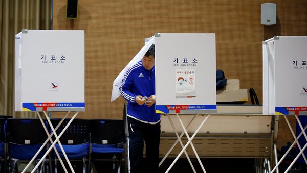 A man prepares to cast his vote at a polling station during the presidential elections in Seoul, South Korea May 9, 2017. - Sputnik International