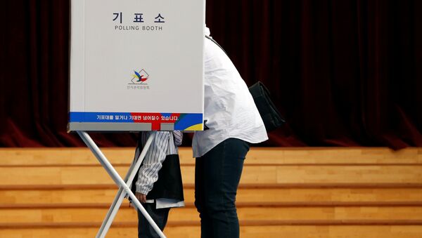 A voter and her son are seen at a polling station during the presidential elections in Seoul, South Korea May 9, 2017. - Sputnik International