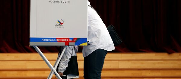 A voter and her son are seen at a polling station during the presidential elections in Seoul, South Korea May 9, 2017. A voter and her son are seen at a polling station during the presidential elections in Seoul, South Korea May 9, 2017. - Sputnik International