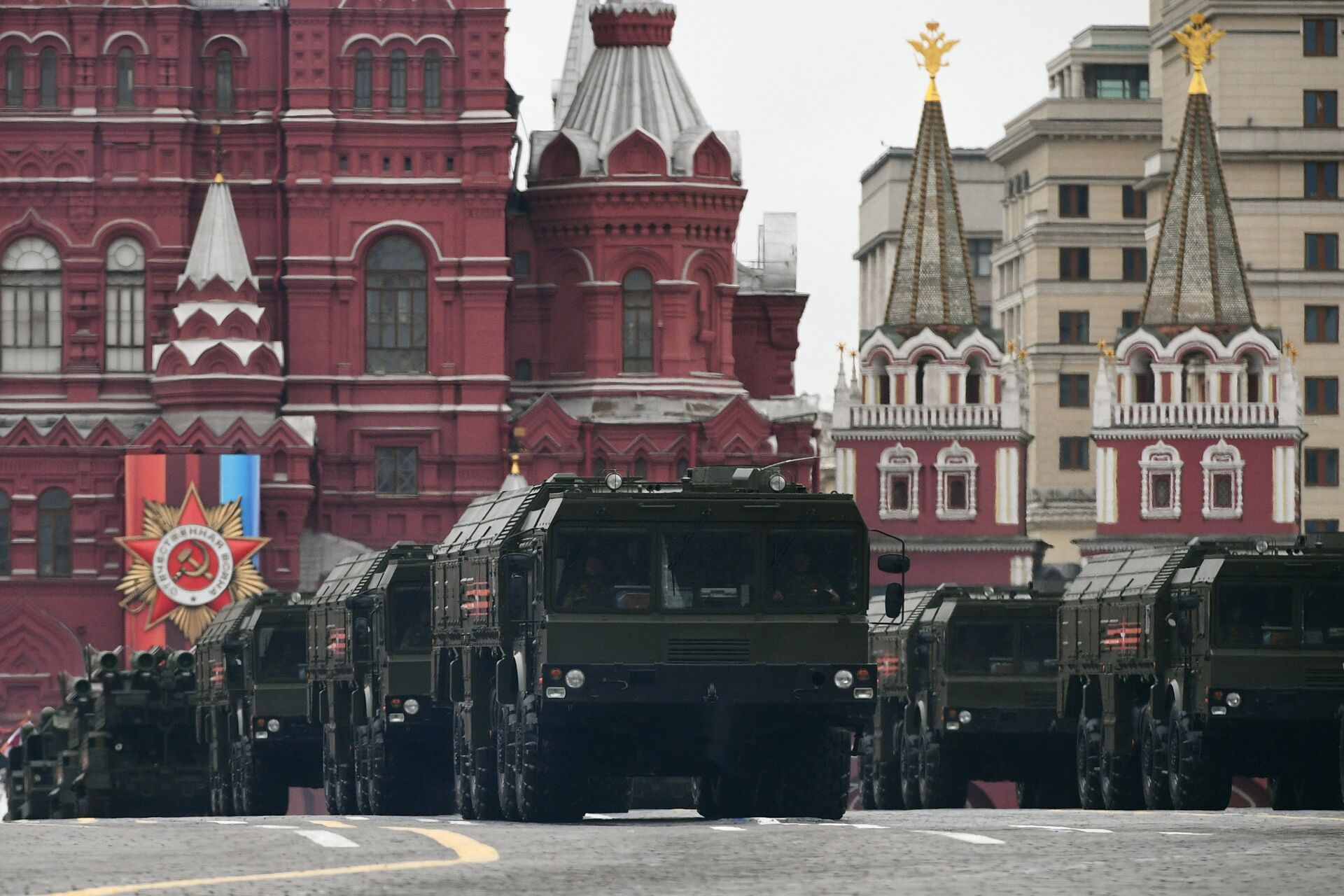 Iskander shorter-range missile systems at the military parade devoted to the 72nd anniversary of Victory in the Great Patriotic War, on the Red Square in Moscow. - Sputnik International, 1920, 20.12.2021