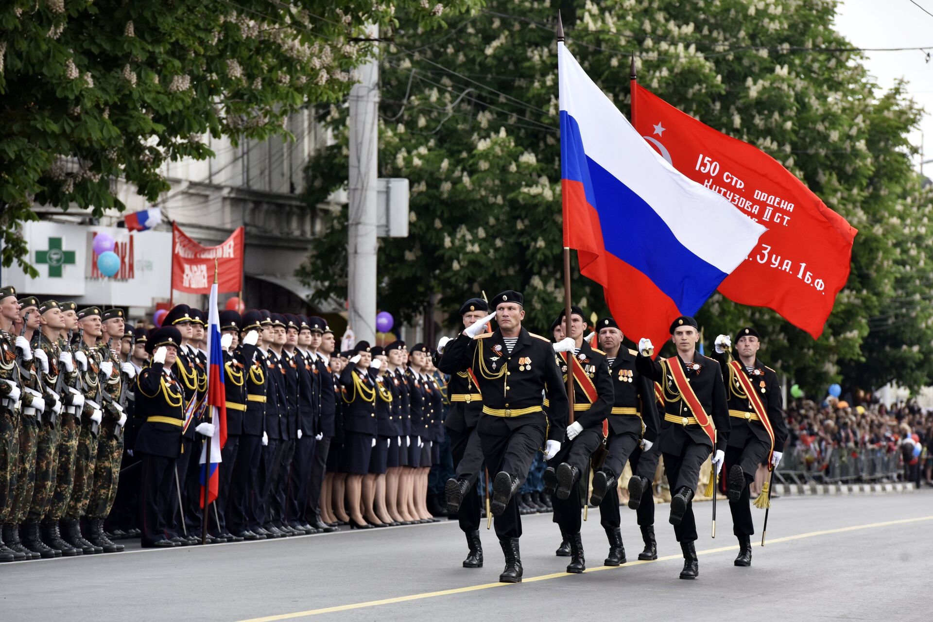 Simferopol, the capital of Russia's Republic of Crimea, on Tuesday hosted its first military parade ever to honor the 72nd anniversary of the Victory over Nazi Germany in the Great Patriotic War - Sputnik International, 1920, 22.01.2022