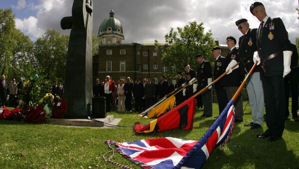 British standard barers hold their flags on the ground during a two minute silence during a VE commemoration ceremony at the Soviet War memorial at the Imperial War Museum in London. (File) - Sputnik International