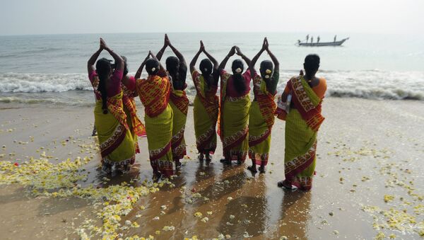 Indian women offer prayers at Marina Beach in Chennai - Sputnik International
