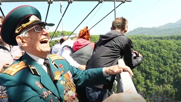 Russian Veterans Try Bungee Jumping to Celebrate Victory Day  - Sputnik International