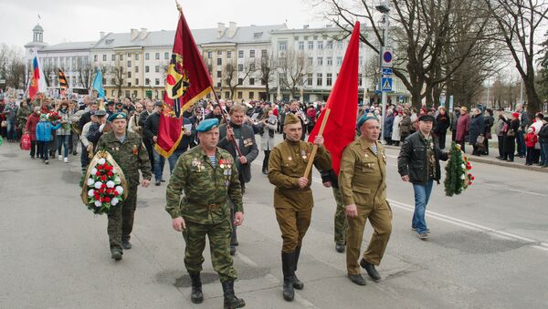 Participants of the Immortal Regiment march in Narva - Sputnik International